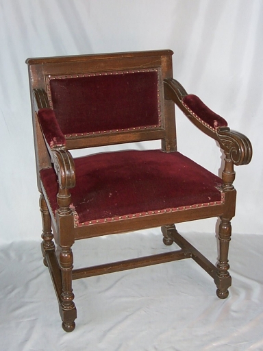Fauteuil de célébrant et paire de tabourets d'église