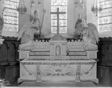 Autel, tabernacle, gradins d'autel (2) (maître-autel, tabernacle à ailes), style néo-classique, église paroissiale Saint-Ouen (La Chapelle-Erbrée)