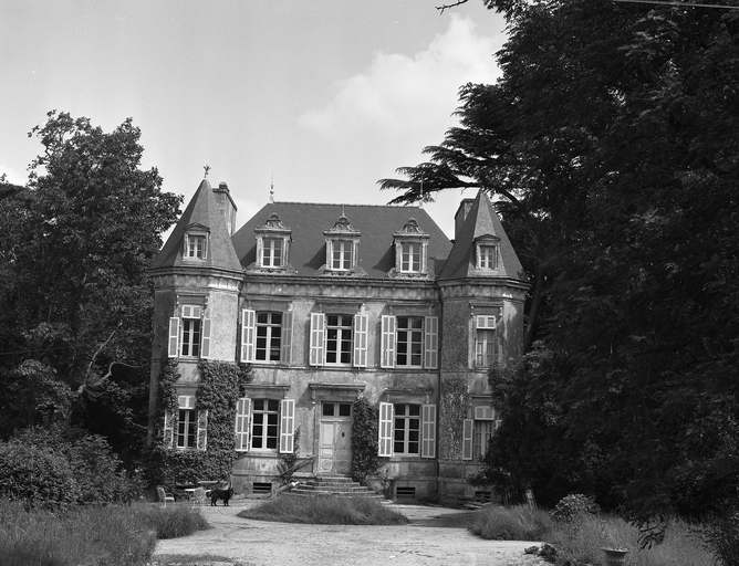 Château de Camzon ou de Camezon (Locqueltas)