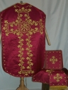 Ornement rouge 1 : chasuble, bourse de corporal, étole, voile de calice