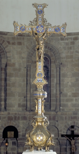 Croix d'autel et ensemble de deux chandeliers