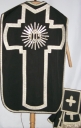 Ornement noir 6 : chasuble, voile de calice, étole, manipule, bourse de corporal