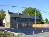 Alignement de maisons, la Loge (Meillac)