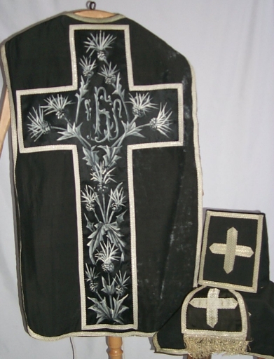 Ornement noir 2 : chasuble, bourse du corporal, manipule, voile de calice
