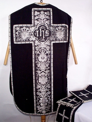 Ornement noir 2 : chasuble, étole, manipule, bourse de corporal, voile de calice
