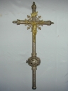 Ensemble de 2 croix de procession et de leur hampe