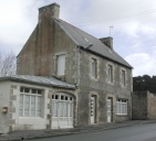 Ancienne maison et magasin de commerce, actuellement maison, 32 rue de la Côte des bruyères (Saint-Michel-en-Grève)