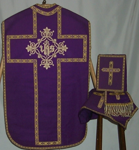 Ornement violet 2 : chasuble, bourse de corporal, étole, manipule, voile de calice