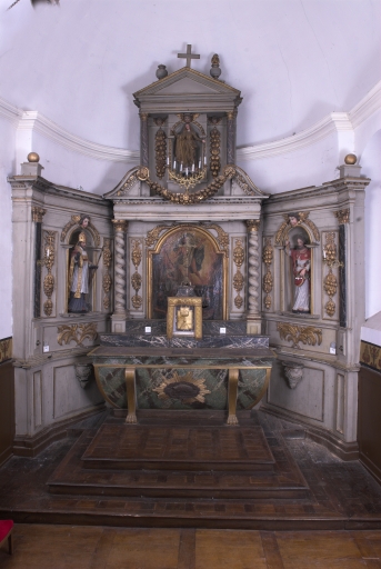 Ensemble du maître-autel : autel, tabernacle, 2 gradins d'autel, retable, 3 degrés d'autel