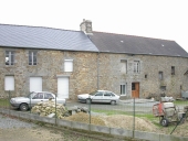 Alignement de maisons, la Chupinais (Gahard)