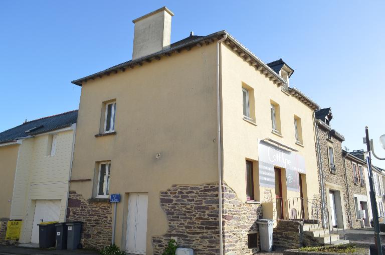 Ancien café, 1 place du Bourg (Le Verger)