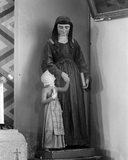 Groupe sculpté (petite nature) : Louise de Marillac avec une petite fille à son côté.