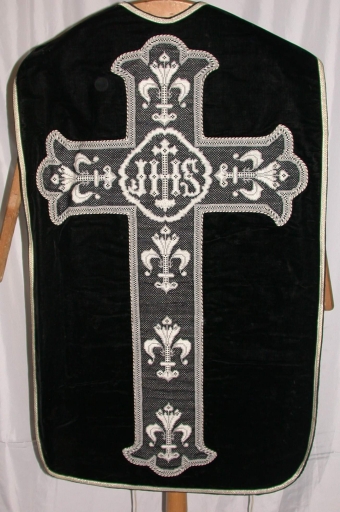 Ornement noir 2 : chasuble, bourse de corporal, étole, manipule, voile de calice