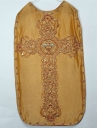 Ornement doré : chasuble, bourse de corporal, étole, voile de calice, manipule