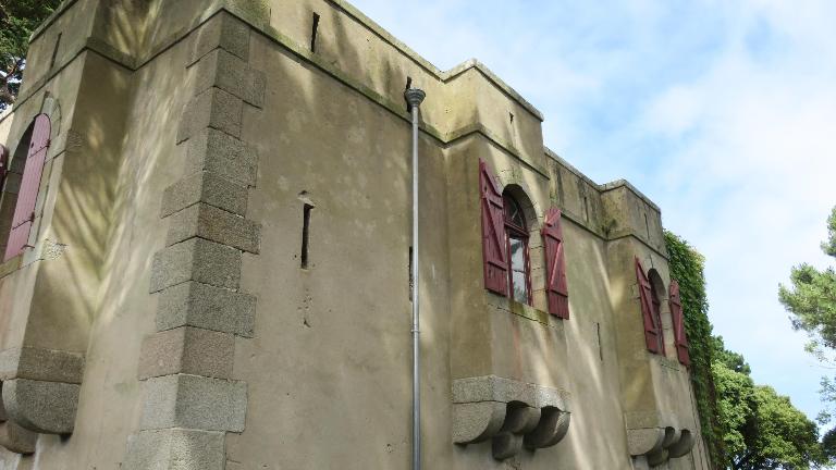 Corps de garde crénelé actuellement maison, batterie de Beg Quilvi (Saint-Pierre-Quiberon)