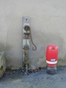 Borne fontaine, rue du Menhir (Cuguen)