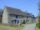 Alignement de deux maisons, Fersac (Meillac)