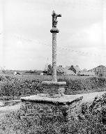 Croix de chemin dite Croix des Trois Curés, Kervéguen Ar Groas (Plounévez-Lochrist)