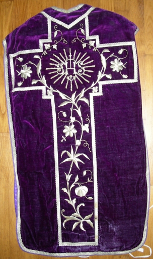 Ornement violet 2 : chasuble, étole, manipule et voile de calice