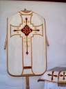Ornement blanc 2 : chasuble, étole, voile de calice, bourse de corporal