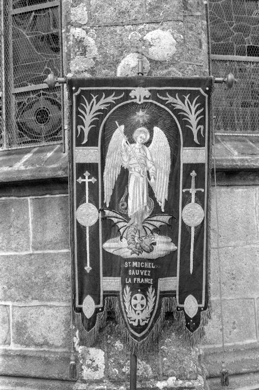 Bannière de procession : Saint Michel, Sainte Jeanne d'Arc, église paroissiale Saint-Hervé (Lanhouarneau)
