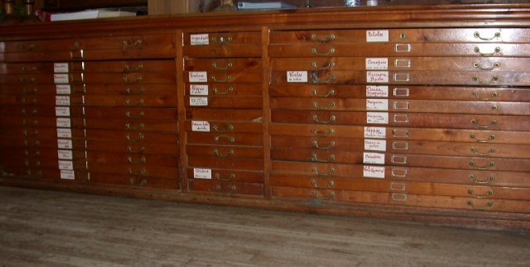 Mobilier de sacristie : chasublier, 4 armoires