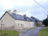 Alignement de cinq maisons et fermes, le Saule (Ercé-près-Liffré)