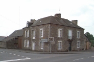 Hôtel de voyageurs, actuellement maison, 13 rue Pierre du Colombier ; 2 rue Liézart (Livré-sur-Changeon)