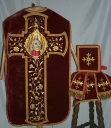 Ornement rouge 1 : chasuble, bourse de corporal, étole, manipule, voile de calice