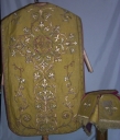 Ornement doré 2 : chasuble, manipule, étole, voile de calice