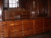 Meubles de sacristie : chasublier, 3 armoires, lambris de revêtement