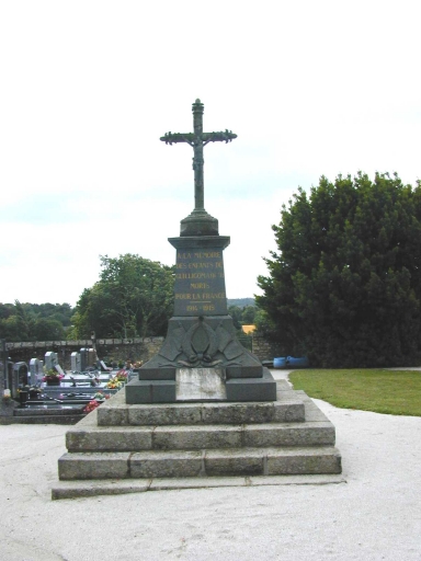 Monument aux morts et croix de cimetière (Guilligomarc'h)