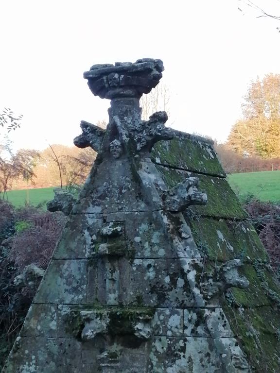 Fontaine de dévotion Notre-Dame, Quelven (Guern)