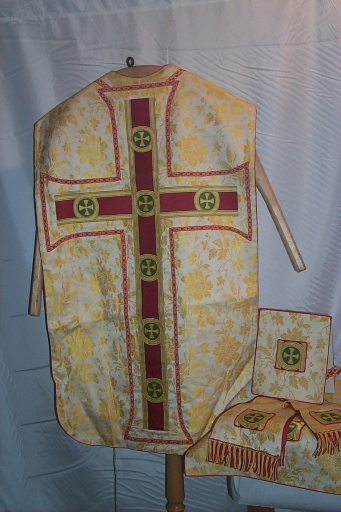 Ornement blanc 2 : chasuble, manipule, bourse de corporal, étole, voile de calice (Maure-de-Bretagne fusionnée en Val d'Anast en 2017)