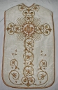 Ornement blanc 1 : chasuble, étole, manipule, voile de calice
