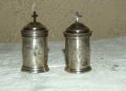 Ampoule aux saintes huiles et ampoule à saint chrême