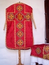Ornement rouge 1 : chasuble, étole, voile de calice