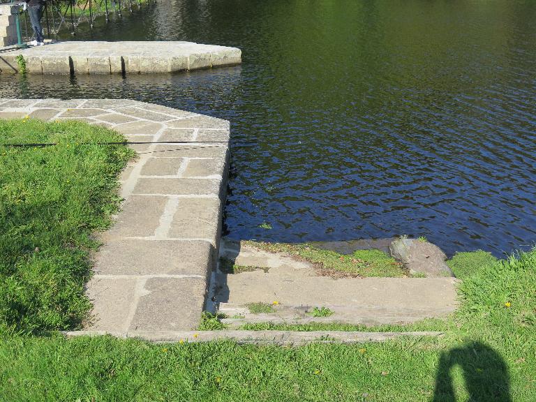 "Pierre à laver" de l'écluse n°11, Gambien