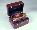 Chapelle et sa boîte : calice, patène, 2 burettes et leur plateau