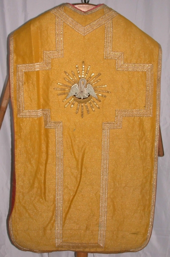 Ornement doré 2 : chasuble, bourse de corporal, étole, manipule, voile de calice
