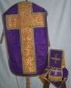 Ornement violet 1 : chasuble, bourse du corporal, étole, manipule, voile de calice