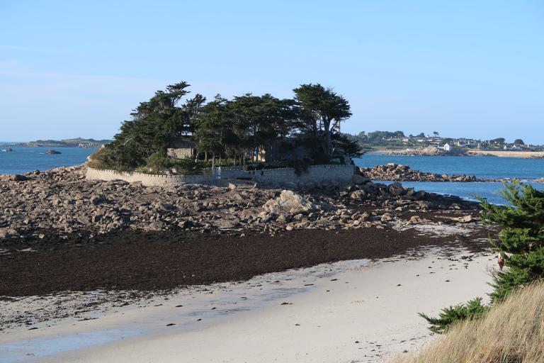 Batterie de côte et corps de garde crénelé de l'Îlot Jacopin, actuellement maison, Pointe de Perharidi (Roscoff)