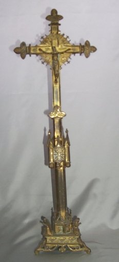 Ensemble de 2 garnitures d'autel : 2 croix d'autel, 8 chandeliers