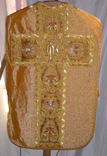 Ornement doré : chasuble, bourse de corporal, étole, manipule, voile de calice