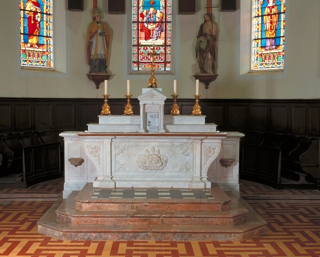 Ensemble du maître-autel : 3 degrés d'autel, autel, 2 gradins d'autel, tabernacle