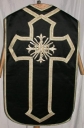 Ornement noir 1 : chasuble, bourse de corporal, étole, manipule, voile de calice