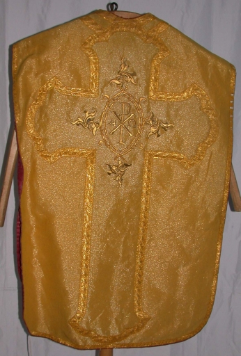 Ornement doré : chasuble, bourse de corporal, étole, manipule, voile de calice