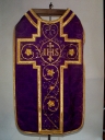 Ornement violet 1 : chasuble, bourse de corporal, étole, manipule, voile de calice