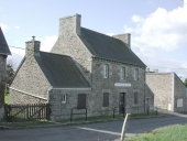 Ancien magasin de commerce, actuellement maison, 10 rue de la Mairie (Tréduder)