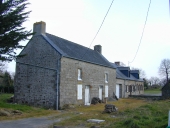 Alignement de logis, le Rocher Poterie (Cuguen)